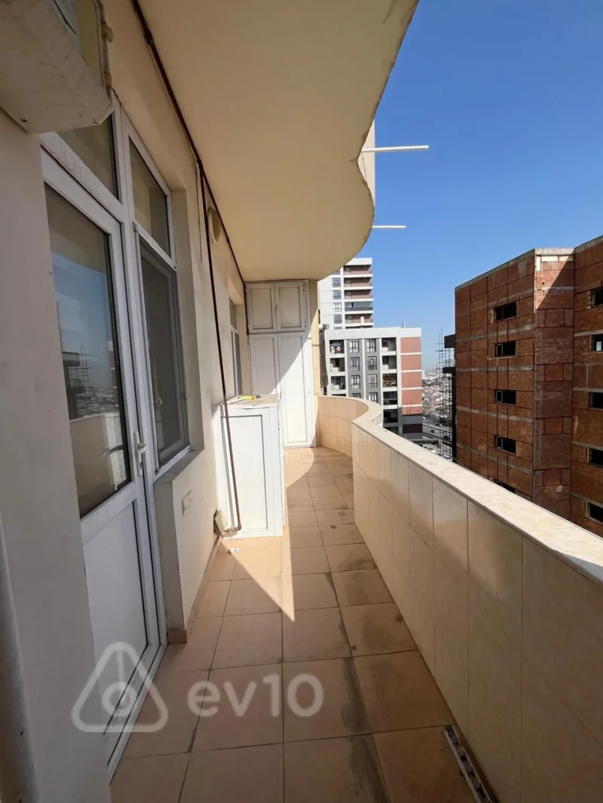 Satılır 3 otaqlı yeni tikili 135 m²