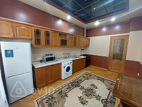 Kirayə verilir 3 otaqlı yeni tikili 141 m²