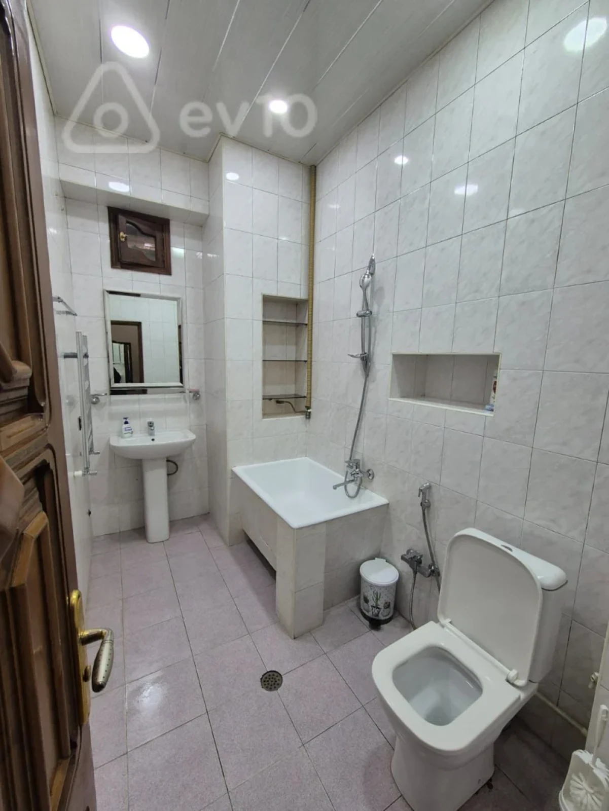 Kirayə verilir 2 otaqlı köhnə tikili 65 m²