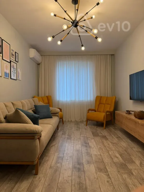Satılır 2 otaqlı köhnə tikili 55 m²