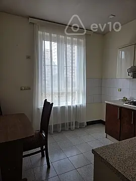 Kirayə verilir 2 otaqlı köhnə tikili 75 m²
