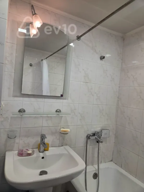Kirayə verilir 2 otaqlı köhnə tikili 75 m²