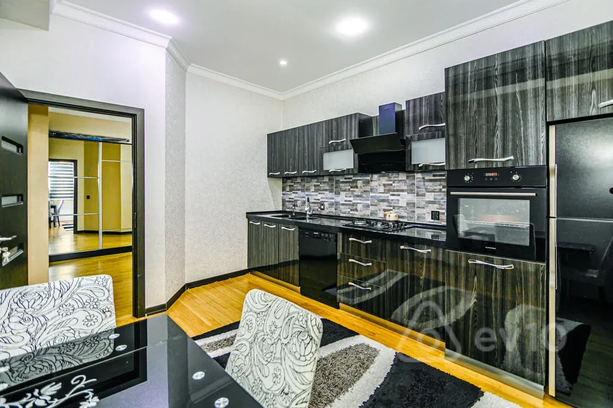 Kirayə verilir 3 otaqlı yeni tikili 135 m²