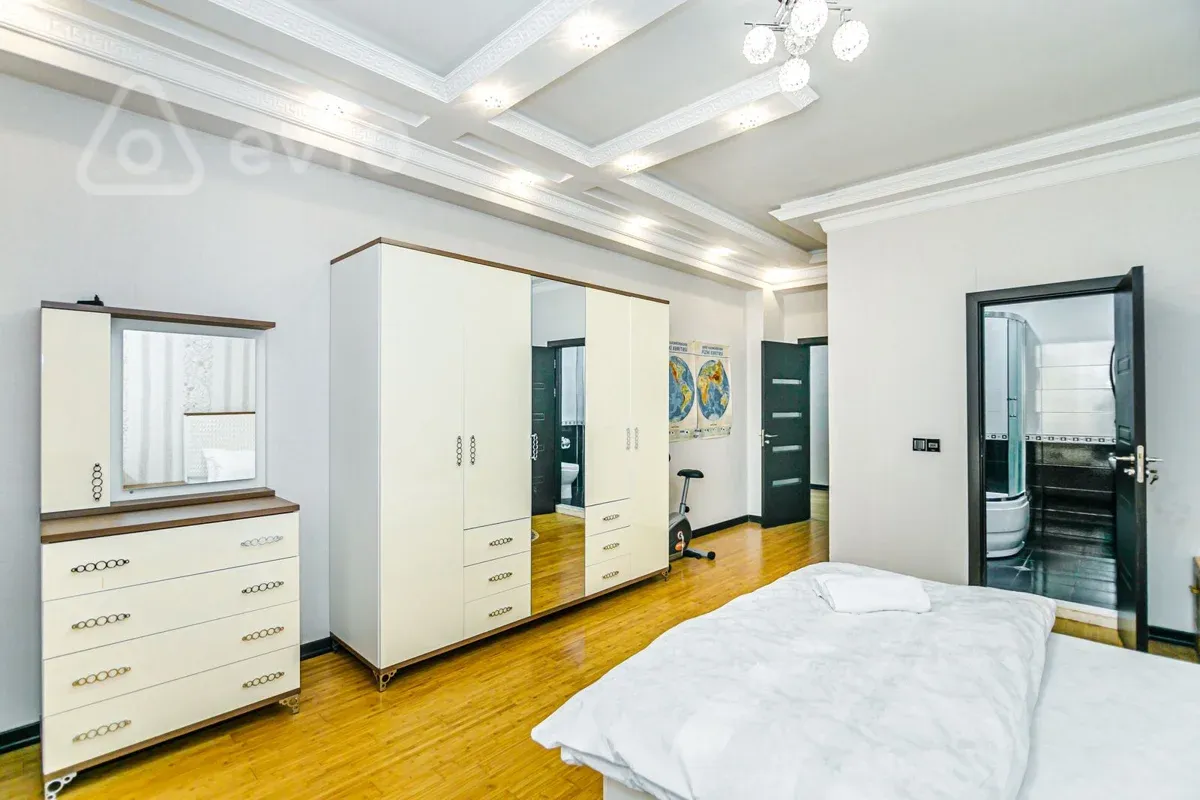 Kirayə verilir 3 otaqlı yeni tikili 135 m²
