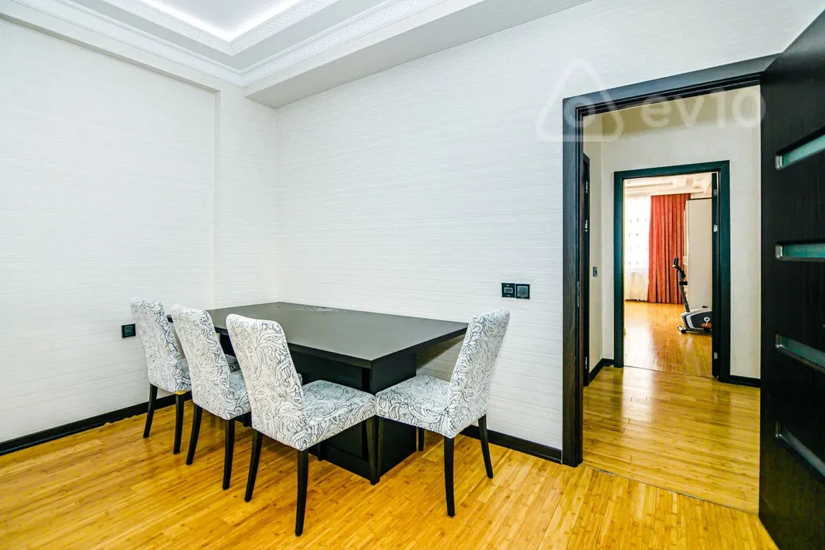 Kirayə verilir 3 otaqlı yeni tikili 135 m²