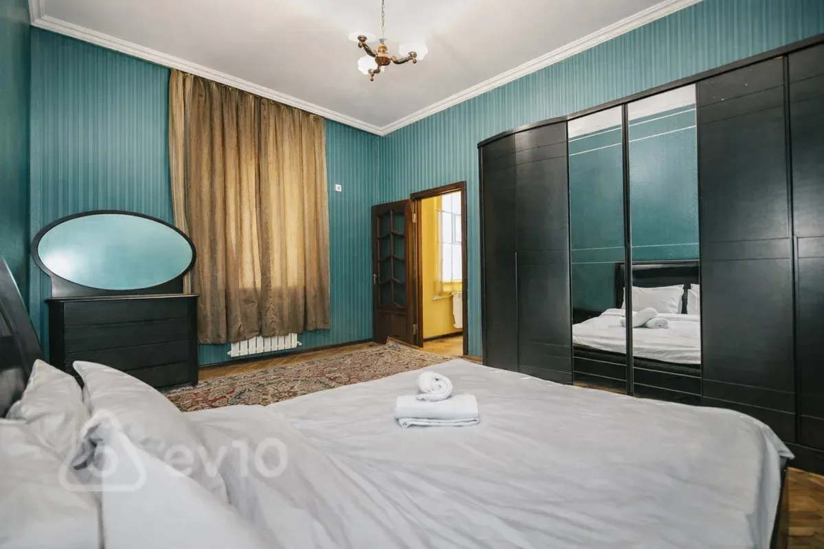 Kirayə verilir 3 otaqlı köhnə tikili 105 m²