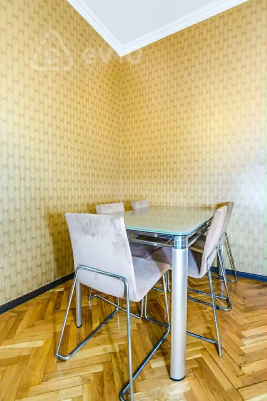 Kirayə verilir 3 otaqlı köhnə tikili 105 m²