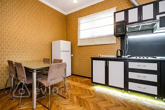 Kirayə verilir 3 otaqlı köhnə tikili 105 m²