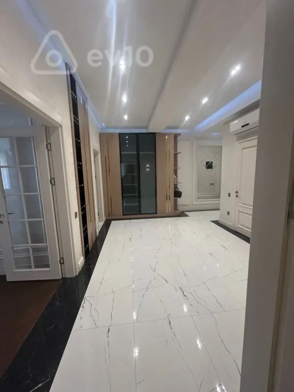 Kirayə verilir 3 otaqlı yeni tikili 170 m²