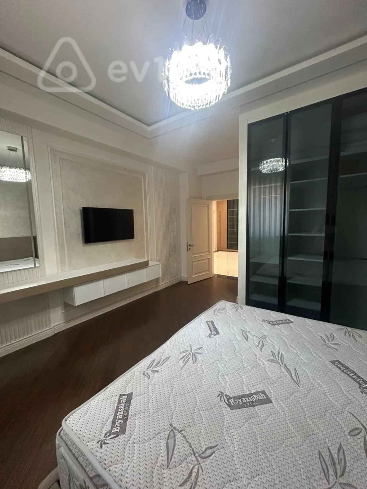 Kirayə verilir 3 otaqlı yeni tikili 170 m²