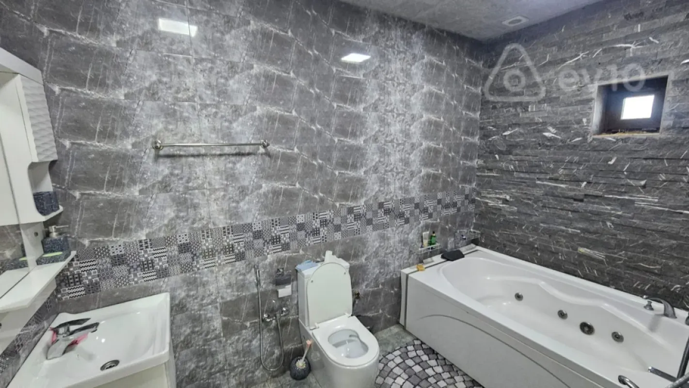 Satılır 5 otaqlı həyət evi 180 m²