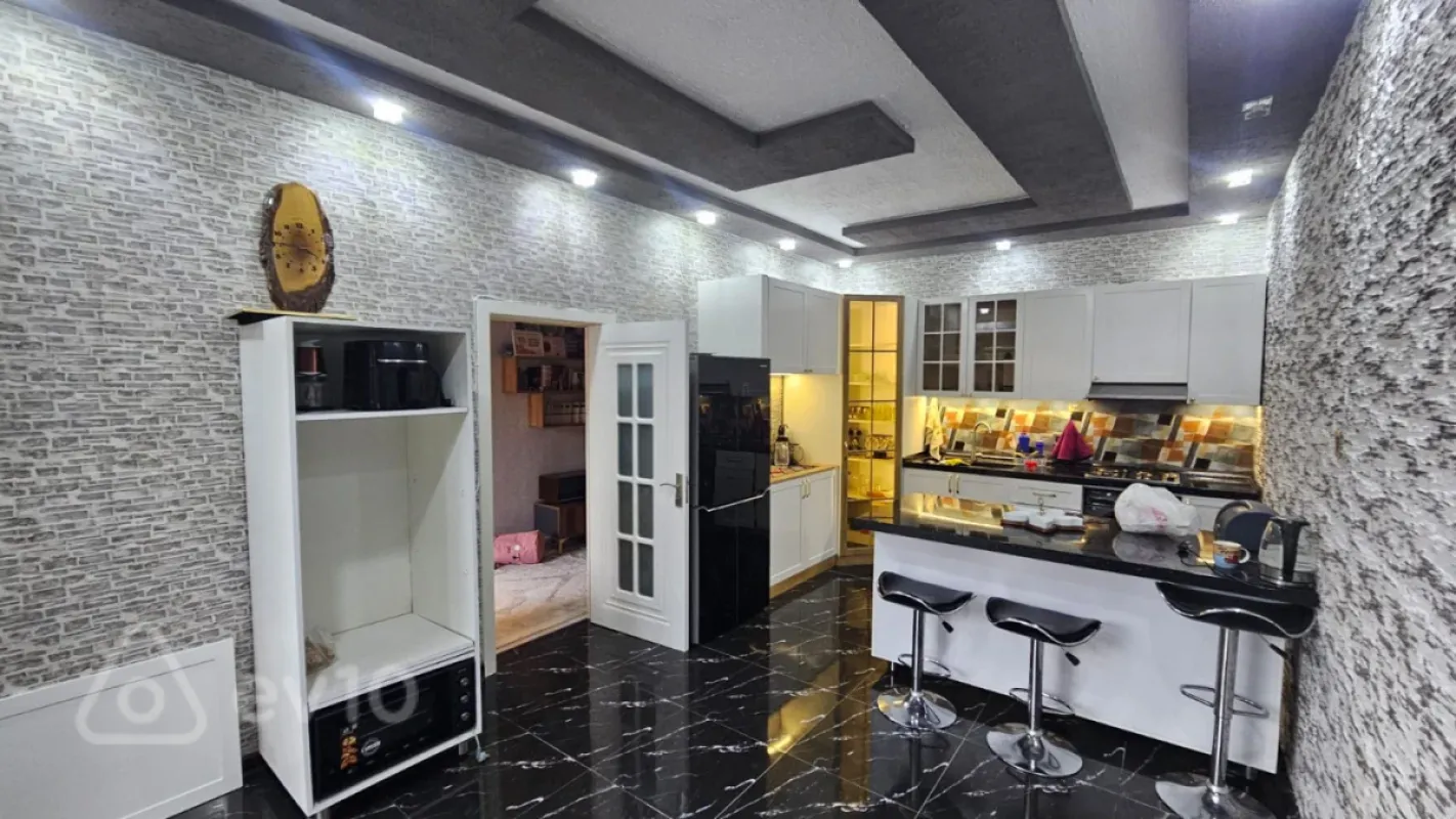 Satılır 5 otaqlı həyət evi 180 m²