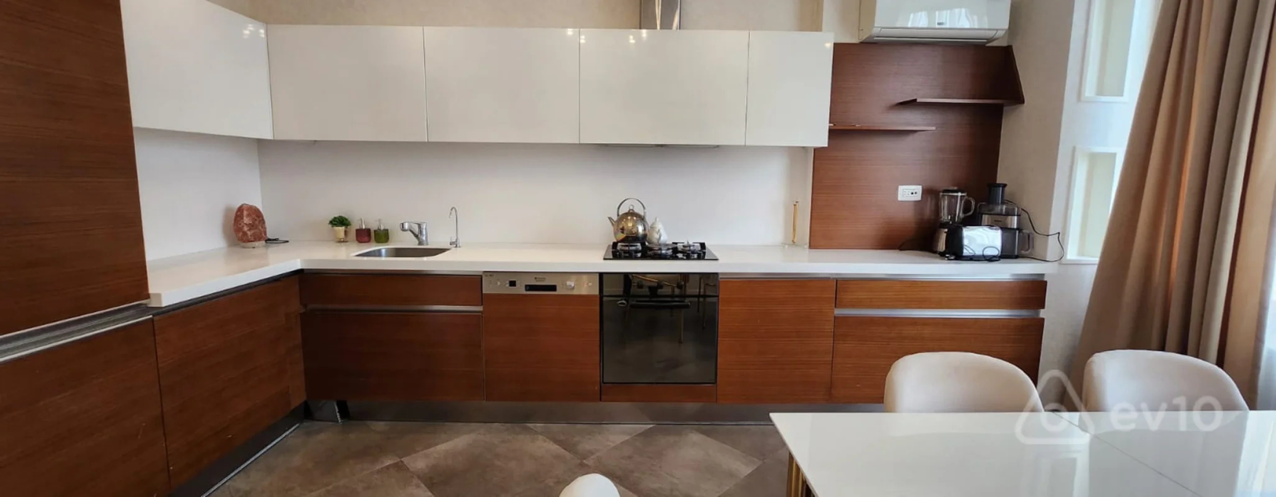 Satılır 5 otaqlı həyət evi 180 m²