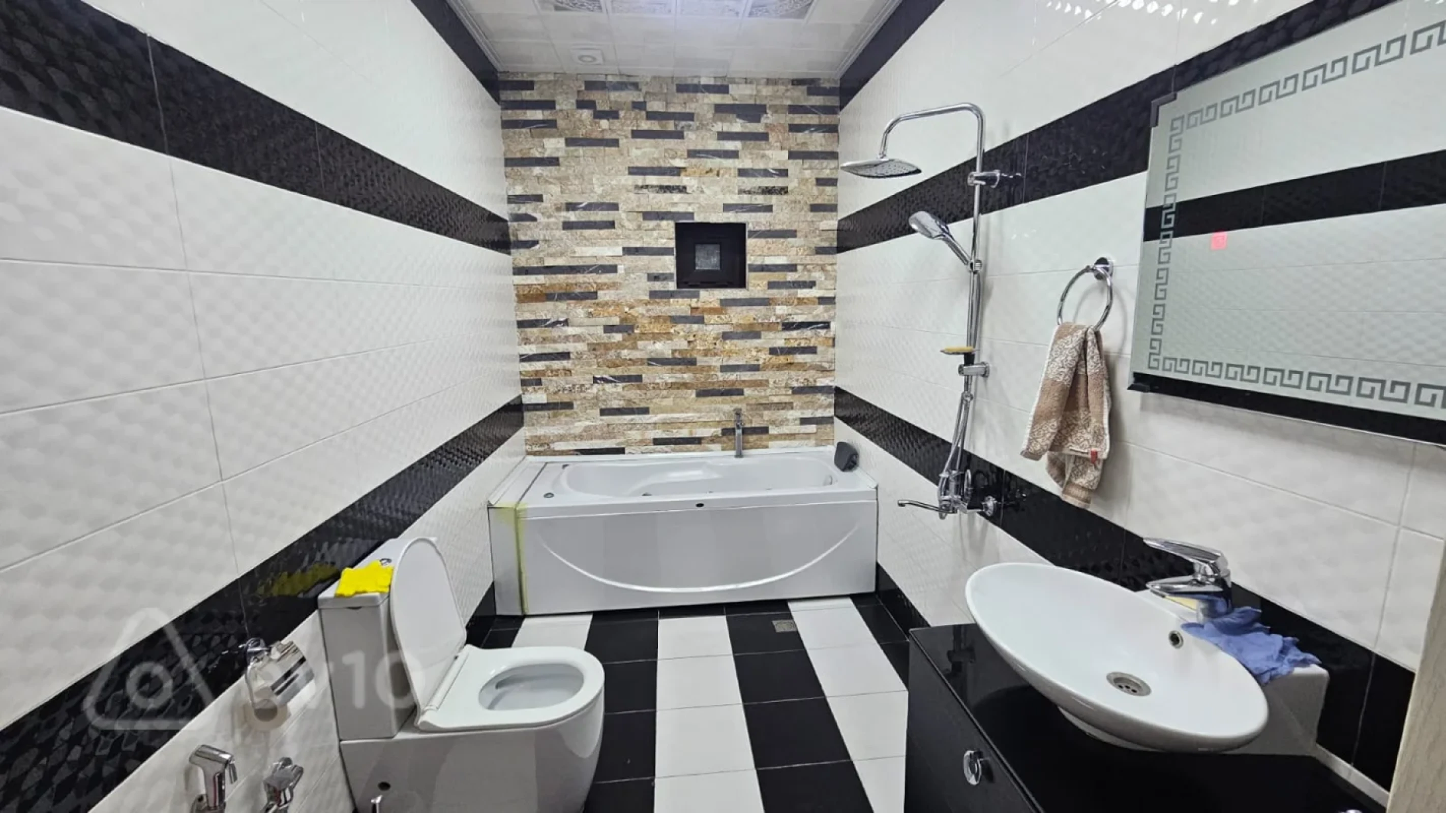 Satılır 5 otaqlı həyət evi 180 m²