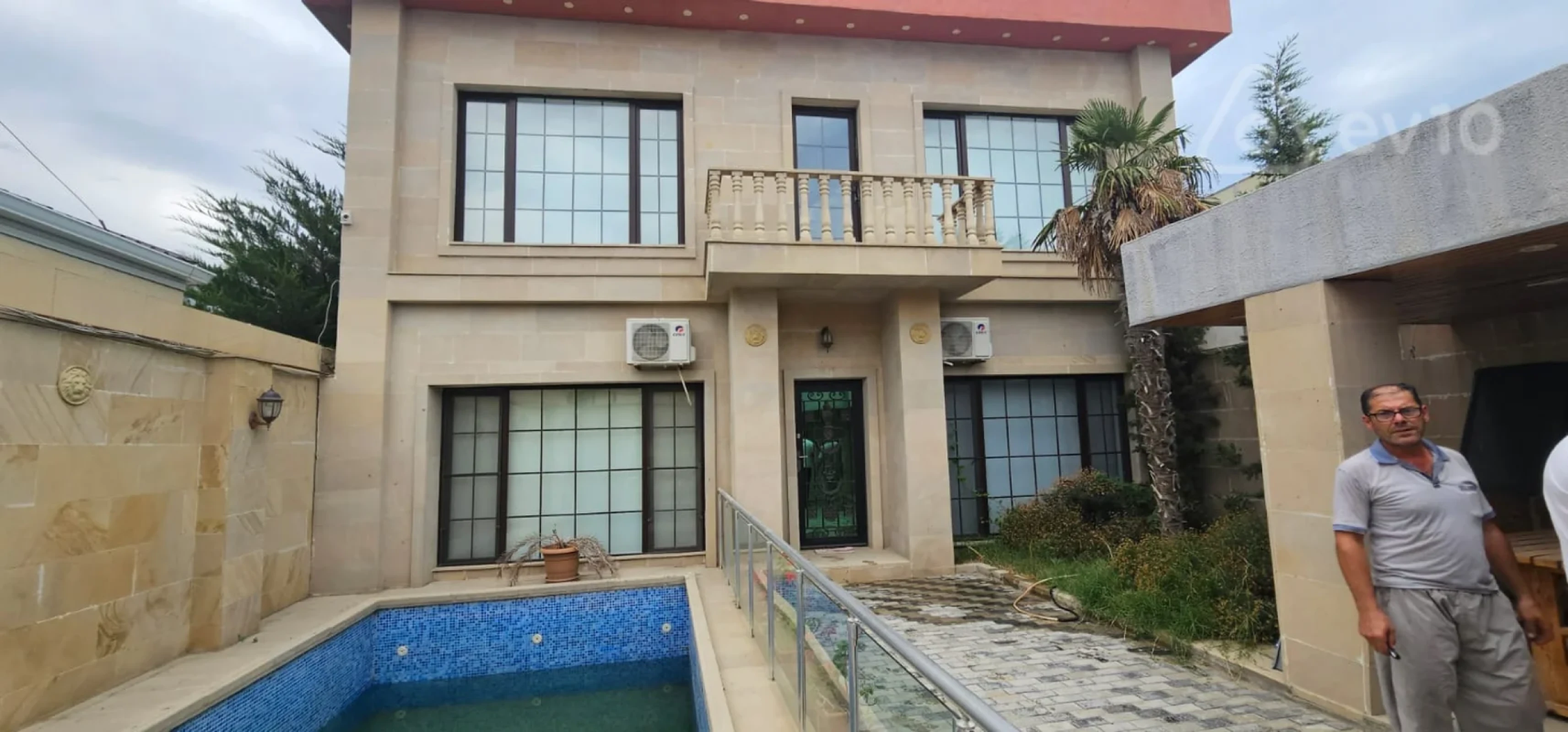 Satılır 5 otaqlı həyət evi 180 m²