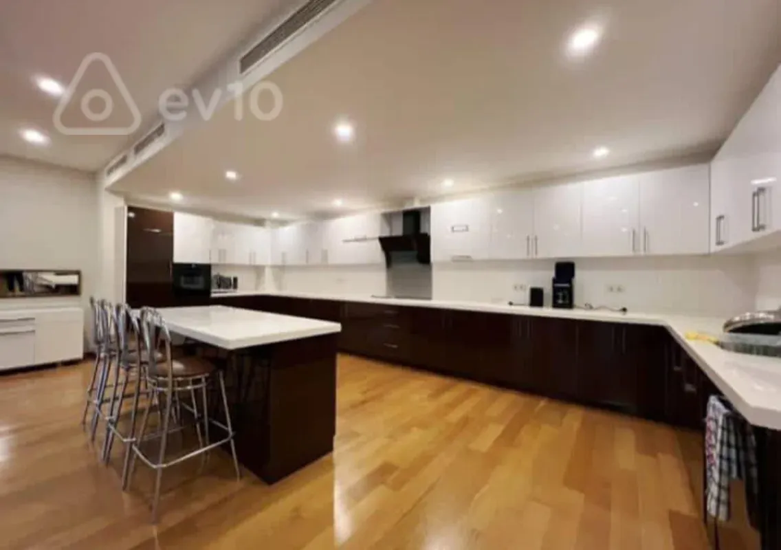 Kirayə verilir 4 otaqlı yeni tikili 220 m²