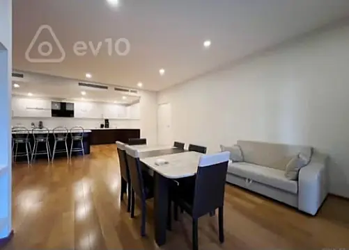 Kirayə verilir 4 otaqlı yeni tikili 220 m²