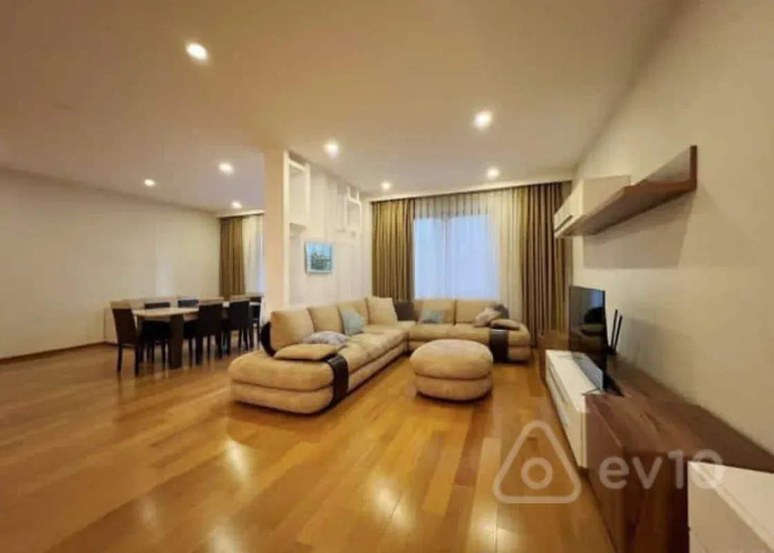 Kirayə verilir 4 otaqlı yeni tikili 220 m²