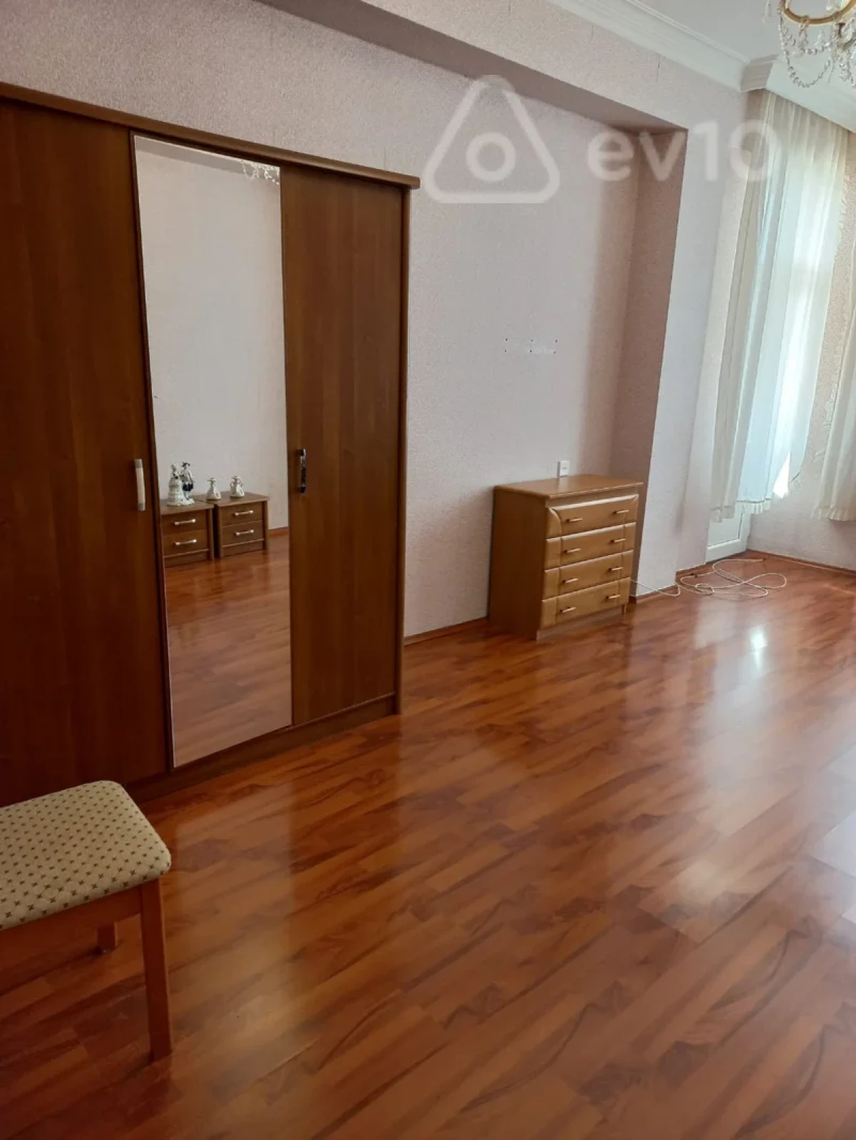 Kirayə verilir 3 otaqlı yeni tikili 135 m²