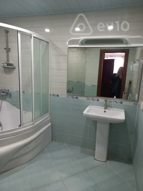 Kirayə verilir 3 otaqlı yeni tikili 135 m²