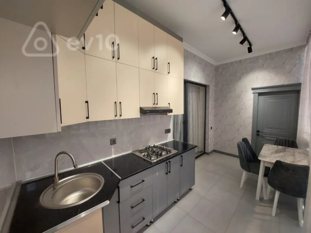 Kirayə verilir 3 otaqlı yeni tikili 80 m²