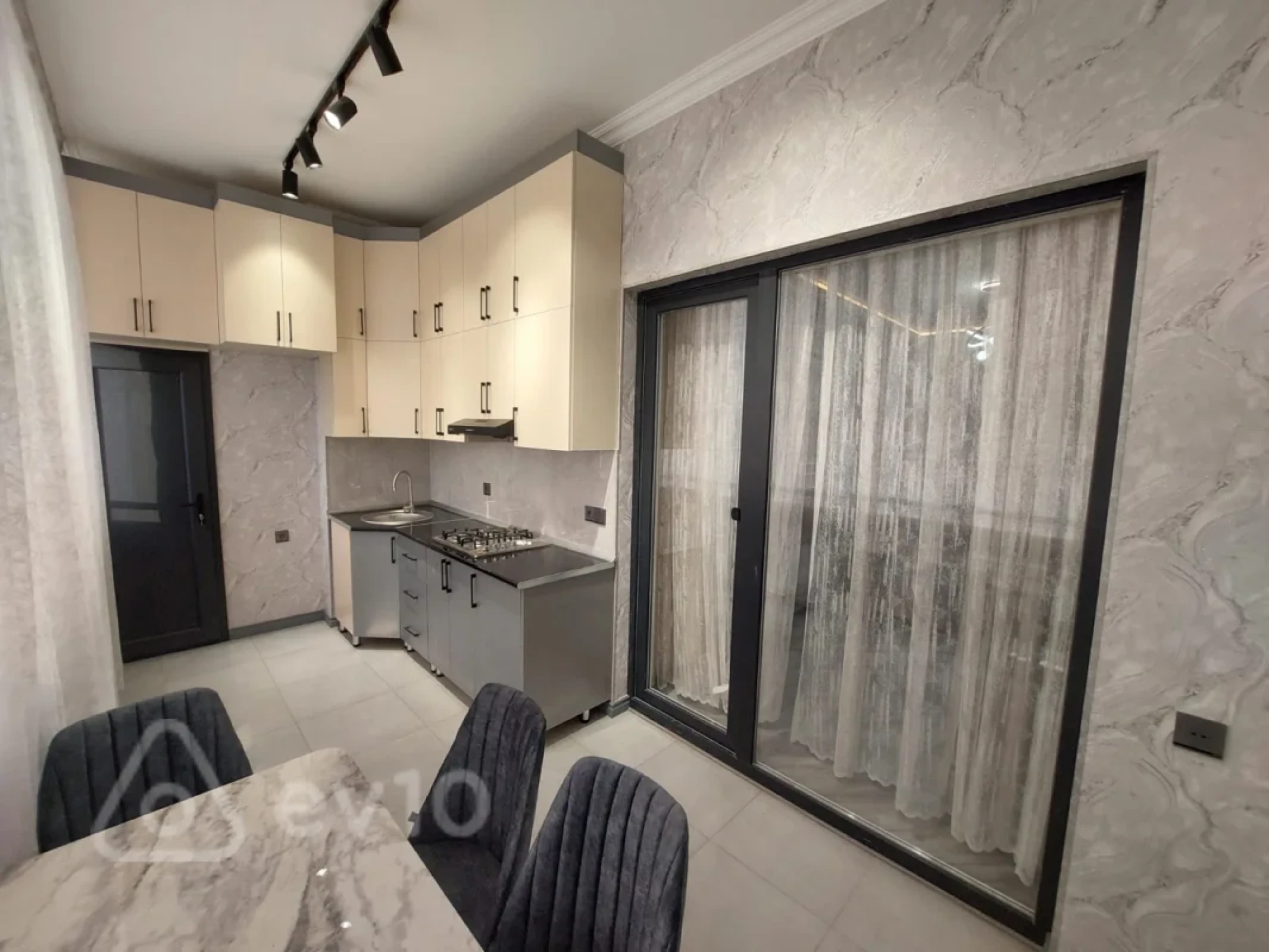 Kirayə verilir 3 otaqlı yeni tikili 80 m²