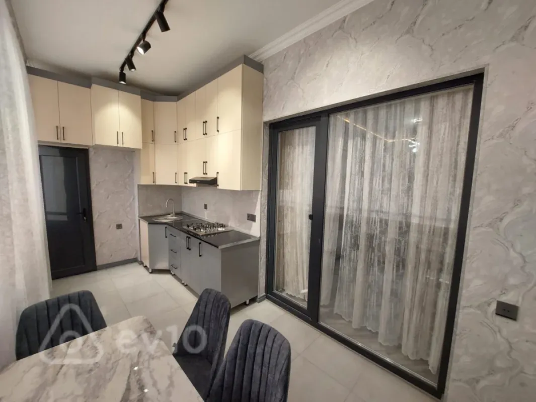 Kirayə verilir 3 otaqlı yeni tikili 80 m²