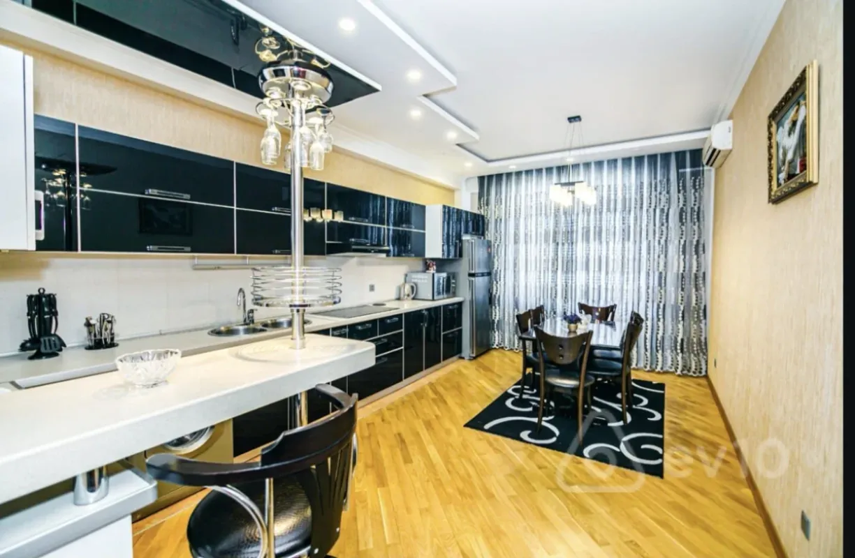 Kirayə verilir 3 otaqlı yeni tikili 220 m²