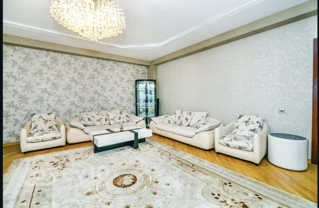 Kirayə verilir 3 otaqlı yeni tikili 220 m²