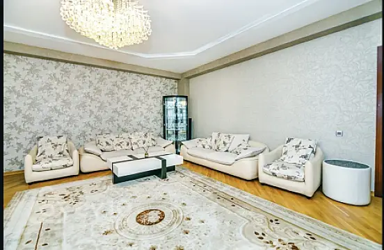 Kirayə verilir 3 otaqlı yeni tikili 220 m²