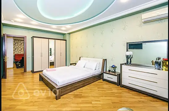 Kirayə verilir 3 otaqlı yeni tikili 220 m²