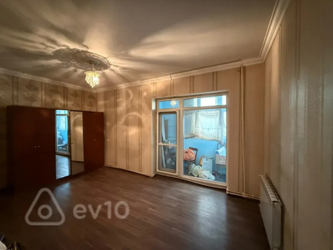 Kirayə verilir 4 otaqlı köhnə tikili 90 m²