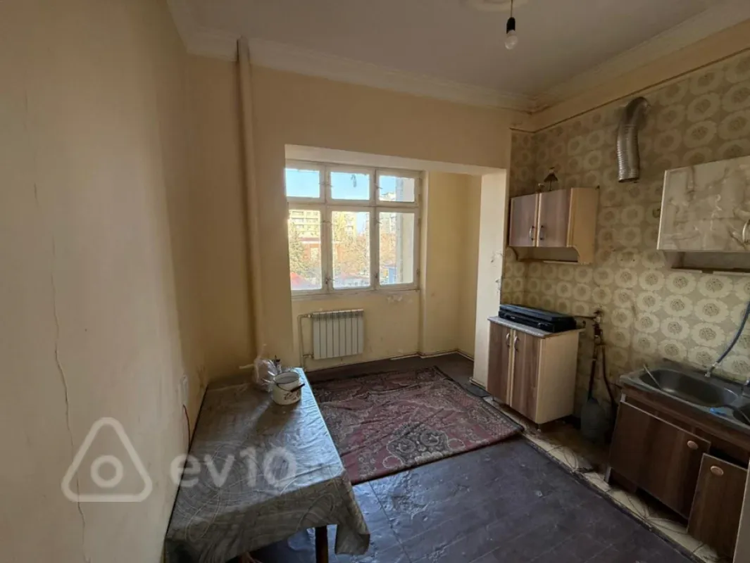 Kirayə verilir 4 otaqlı köhnə tikili 90 m²