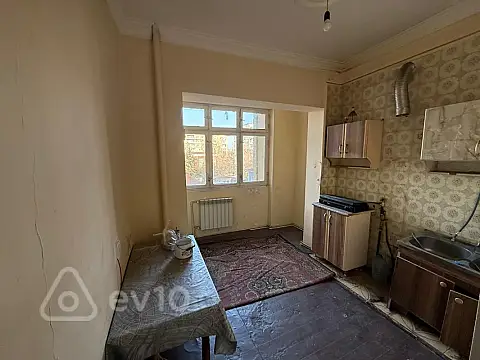 Kirayə verilir 4 otaqlı köhnə tikili 90 m²