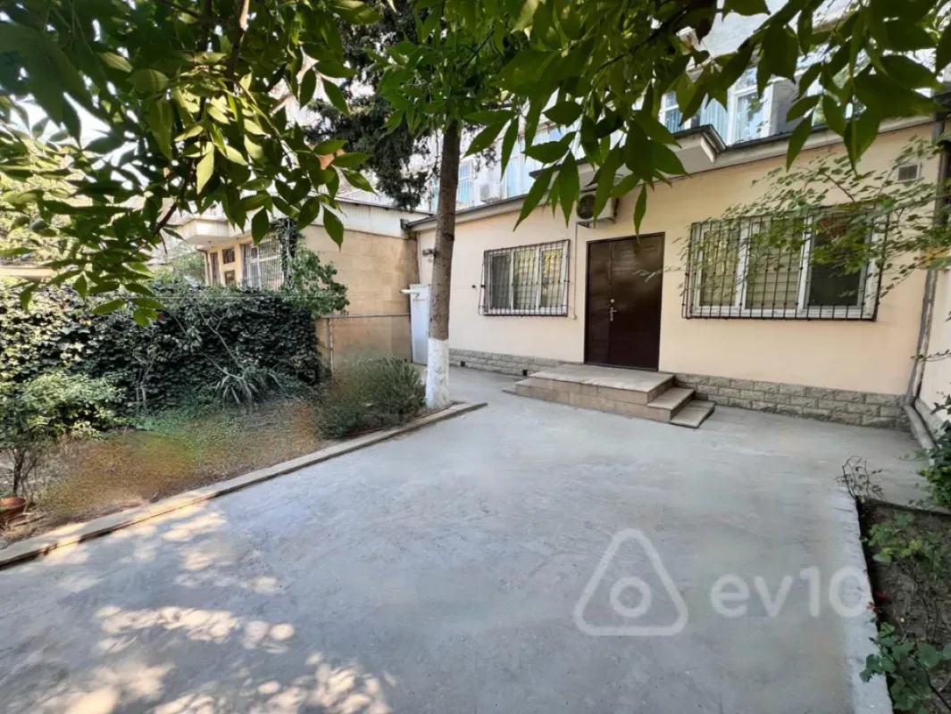 Satılır 5 otaqlı köhnə tikili 160 m²