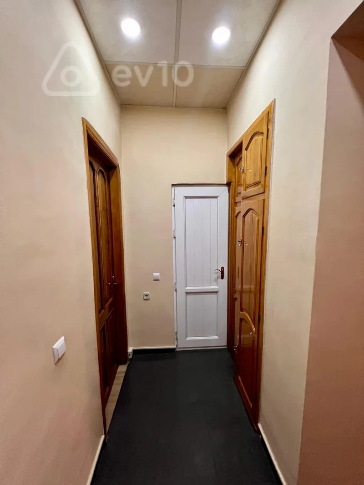 Satılır 5 otaqlı köhnə tikili 160 m²