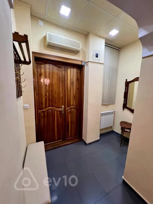 Satılır 5 otaqlı köhnə tikili 160 m²