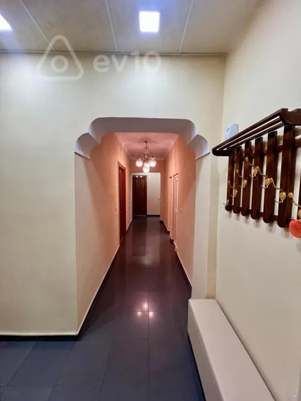 Satılır 5 otaqlı köhnə tikili 160 m²