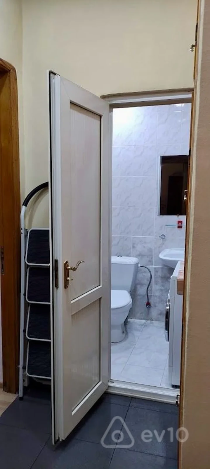Satılır 5 otaqlı köhnə tikili 160 m²