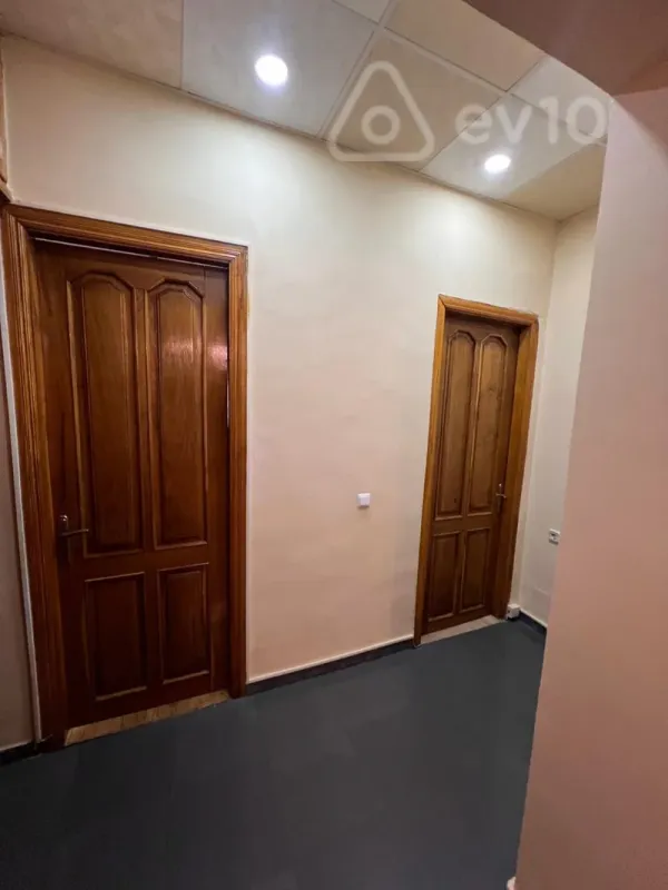 Satılır 5 otaqlı köhnə tikili 160 m²