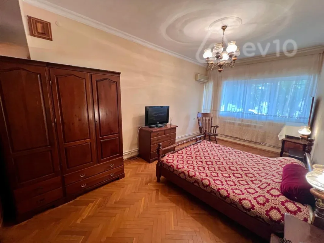 Satılır 5 otaqlı köhnə tikili 160 m²