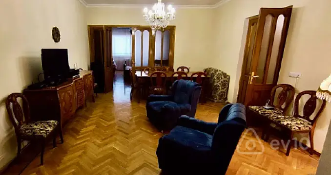 Satılır 5 otaqlı köhnə tikili 160 m²