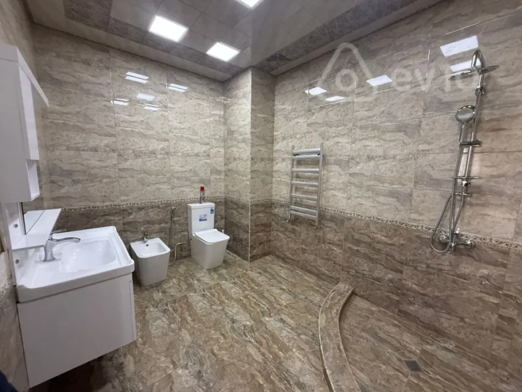 Kirayə verilir 3 otaqlı yeni tikili 172 m²