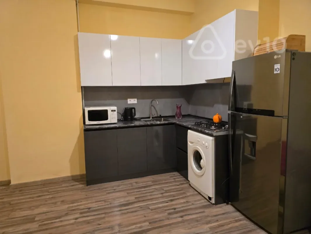 Kirayə verilir 2 otaqlı yeni tikili 65 m²
