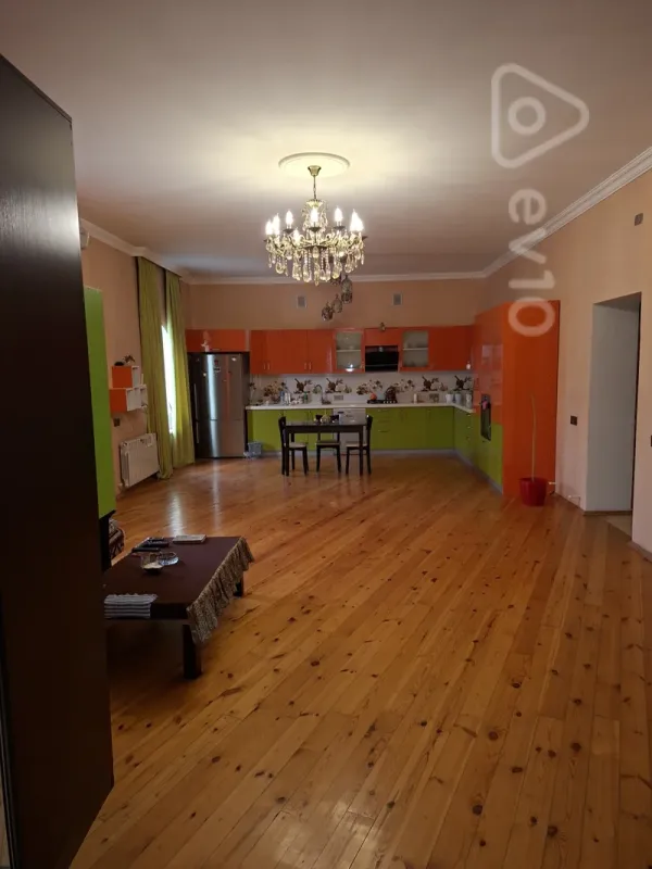 Satılır 5 otaqlı həyət evi 200 m²