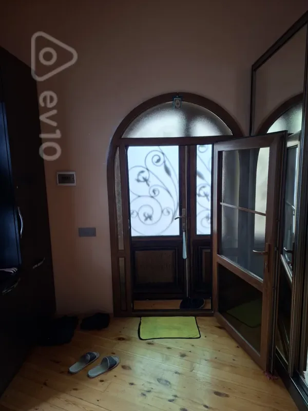 Satılır 5 otaqlı həyət evi 200 m²