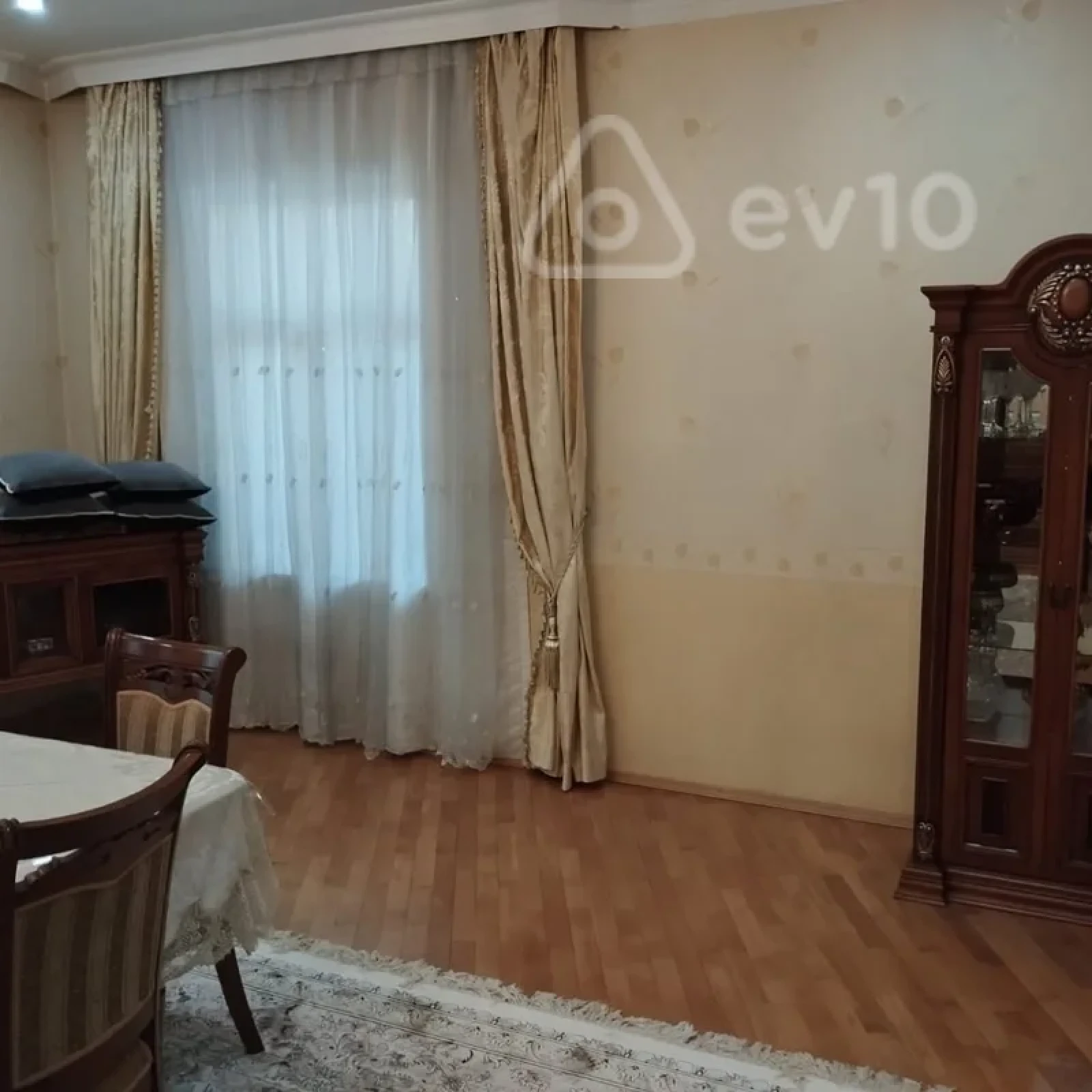 Satılır 6 otaqlı həyət evi 270 m²