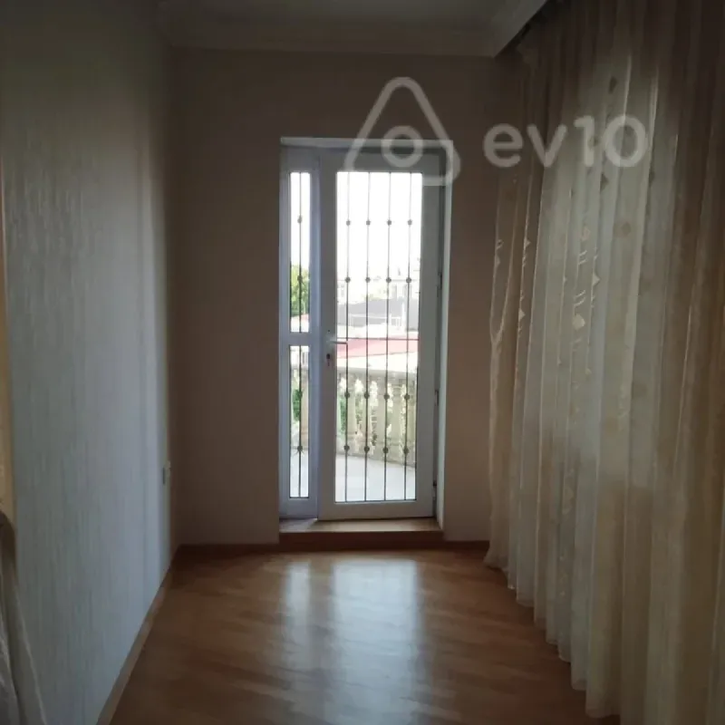 Satılır 6 otaqlı həyət evi 270 m²