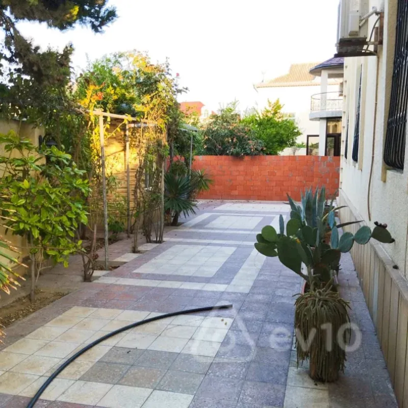 Satılır 6 otaqlı həyət evi 270 m²