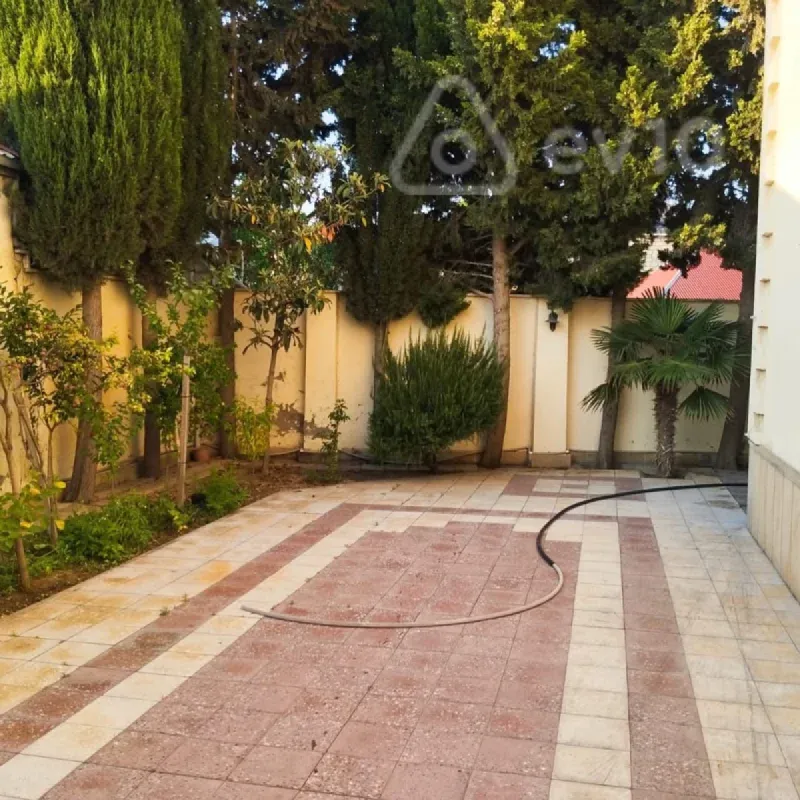 Satılır 6 otaqlı həyət evi 270 m²